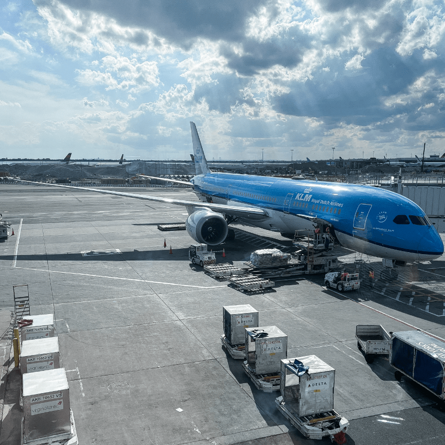 KLM-Maschine steht am Flughafen