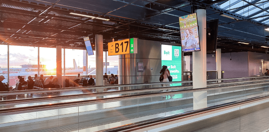 Gate am Flughafen bei Sonnenaufgang