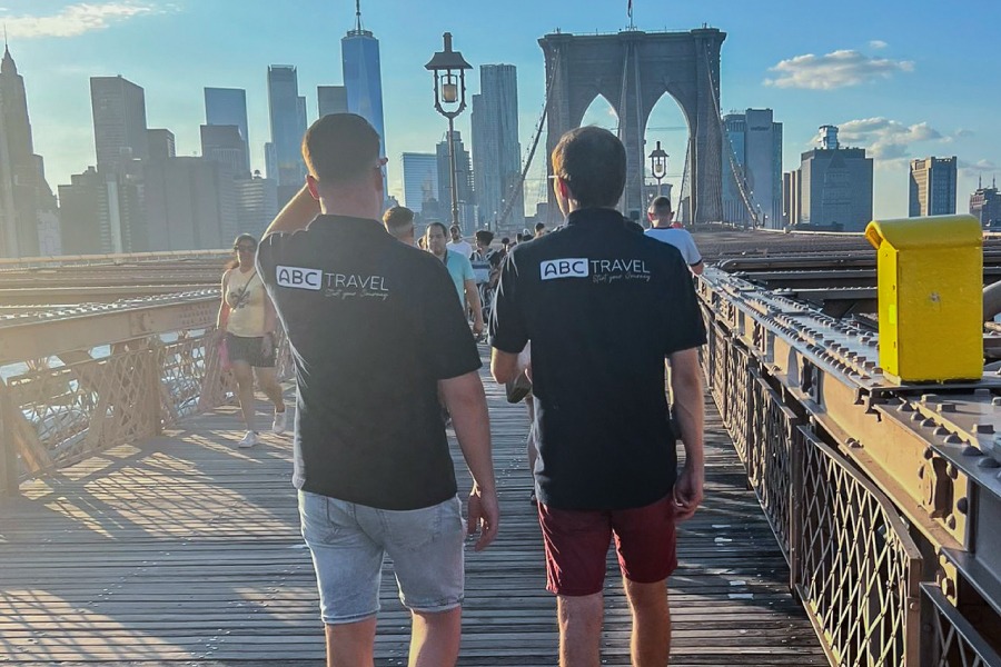 ABC Travel Agenten auf der Brooklyn Bridge