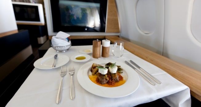 Gourmet-Menü in der Business Class – Hochwertige Mahlzeiten und erstklassiger Service über den Wolken.