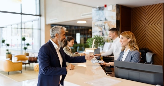 Exklusiver Check-in – Ein Geschäftsreisender wird herzlich empfangen.
