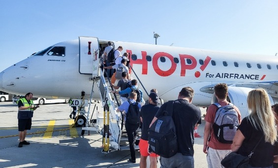 KLM & Air France Flieger am Flughafen beim Einstieg 