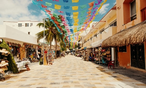 Lebendige Innenstadt von Cancun mit festlicher Atmosphäre.