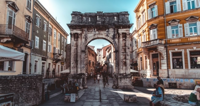 Das antike Sergierbogen-Tor in Pula, Kroatien – beeindruckendes römisches Wahrzeichen inmitten der historischen Altstadt.