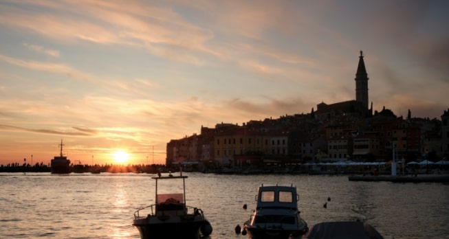 Rovinj, Kroatien, bei goldenem Sonnenuntergang – die malerische Altstadt spiegelt sich im ruhigen Adriatischen Meer.