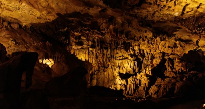 Beeindruckende Tropfsteinhöhle Baredine in Istrien – spektakuläre Stalaktiten und Stalagmiten in mystischem Licht.