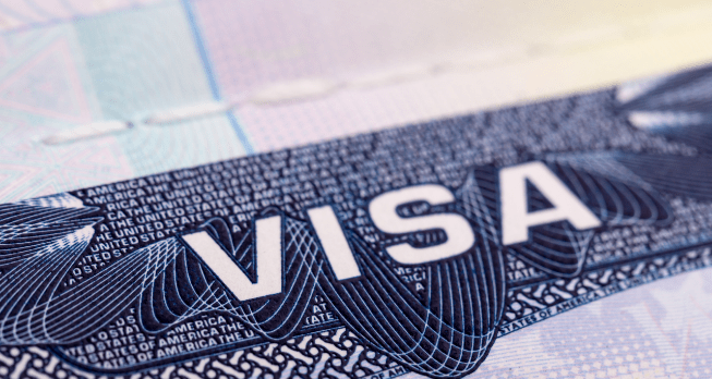 Luxus in der Business Class – Bequemer Sitz mit viel Platz und einem Glas Champagner für ein exklusives Reiseerlebnis.