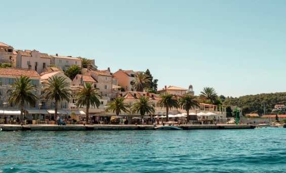 Malerische Küstenstadt in Istrien, Kroatien – bunte Häuser, mediterranes Flair und türkisblaues Meer unter strahlend blauem Himmel.<br />
