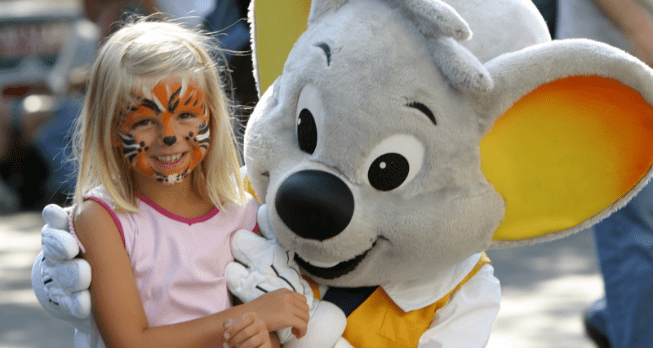Luxus in der Business Class – Bequemer Sitz mit viel Platz und einem Glas Champagner für ein exklusives Reiseerlebnis.
