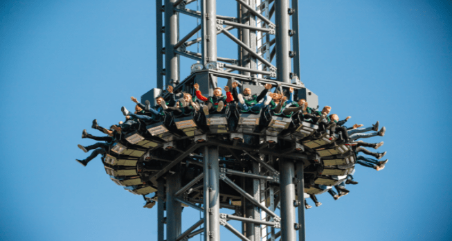 Luxus in der Business Class Lounge - Eine Frau trinkt ein Heißgetränk in deinem bequemen Sessel