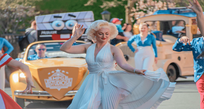 Gepäckservice in der Business Class - Ein Koffer wird durch eine sommerliche Stadt gezogen